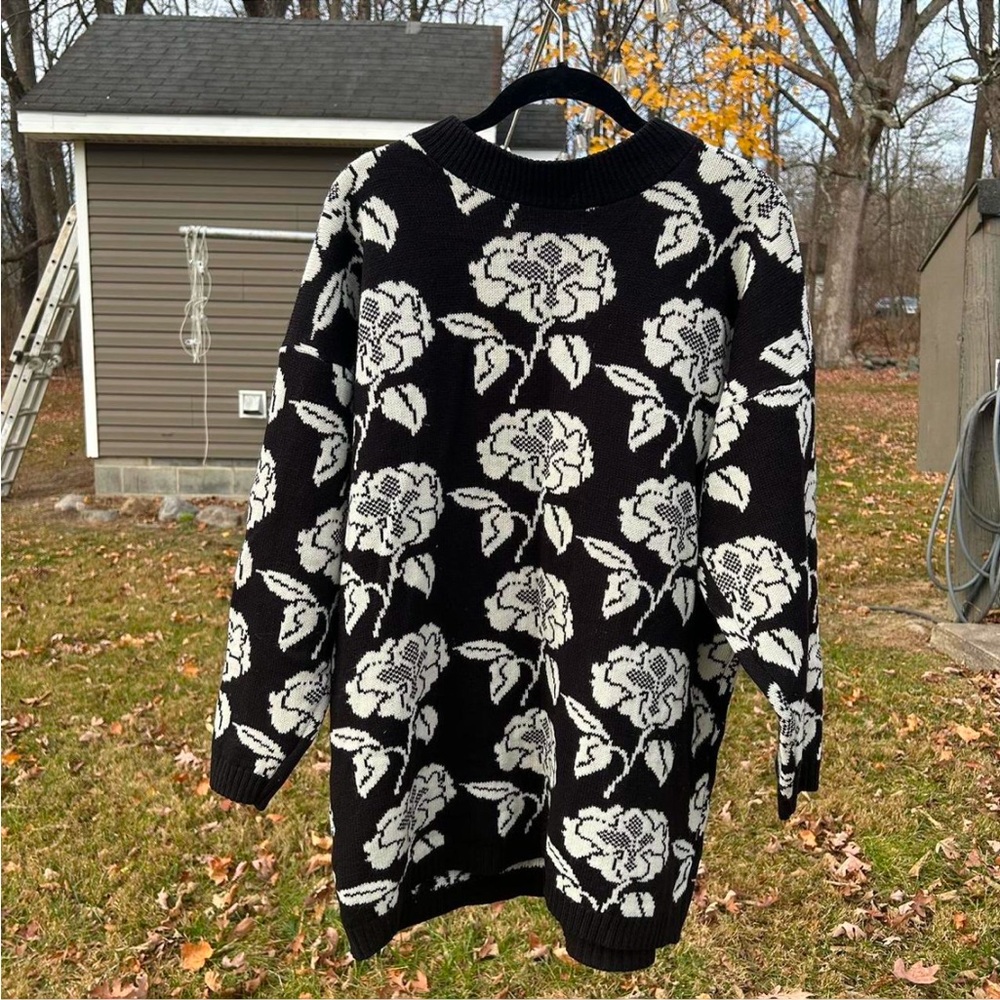 🌹GRAPHIC FLORAL SWEATER!🌹